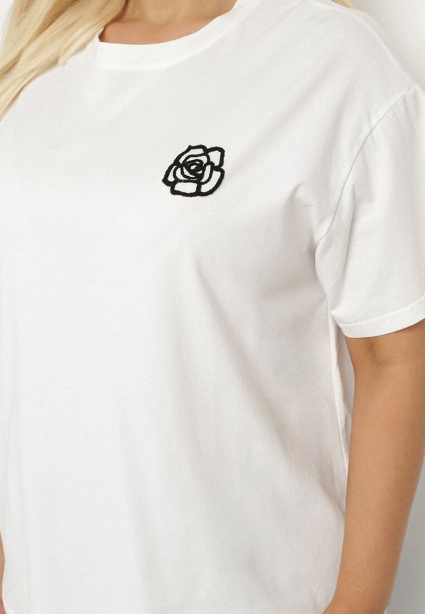 Born2be - Biały T-shirt z Bawełny z Naszywką Kwiatu Firirene. Okazja: na co dzień. Kolor: biały. Materiał: bawełna. Wzór: aplikacja, kwiaty. Styl: elegancki, casual