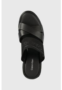Calvin Klein klapki WEDGE 50HH - HE damskie kolor czarny na koturnie HW0HW01498. Kolor: czarny. Materiał: materiał, skóra, guma, włókno. Wzór: nadruk. Obcas: na koturnie #5