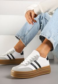 Renee - Biało-Czarne Sneakersy w Stylu Tenisówki z Paskami Hirnelia. Okazja: na co dzień. Zapięcie: pasek. Kolor: biały. Materiał: jeans