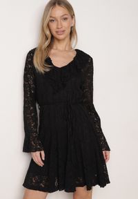 Born2be - Czarna Koronkowa Sukienka z Cienkim Paskiem i Rozkloszowanymi Rękawami Jovaila. Okazja: na co dzień. Typ kołnierza: kołnierz z falbankami. Kolor: czarny. Materiał: koronka. Długość rękawa: na ramiączkach. Wzór: koronka. Typ sukienki: rozkloszowane. Styl: casual, klasyczny #7