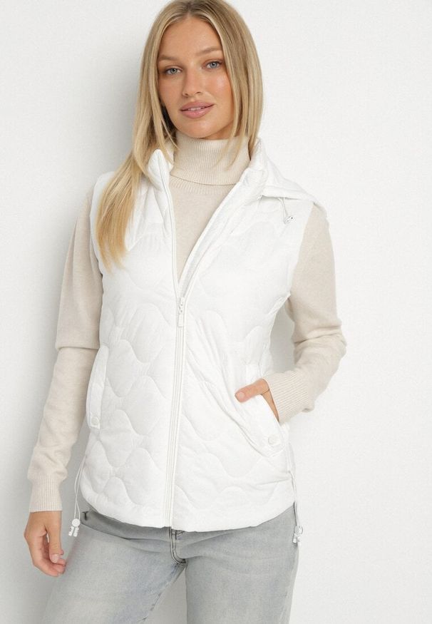 Born2be - Biała Kamizelka z Odpinanym Kapturem Ozdobiona Pikowaniem Cirisse. Okazja: na spacer, na co dzień. Kolor: biały. Materiał: jeans. Wzór: aplikacja. Styl: klasyczny, casual, elegancki