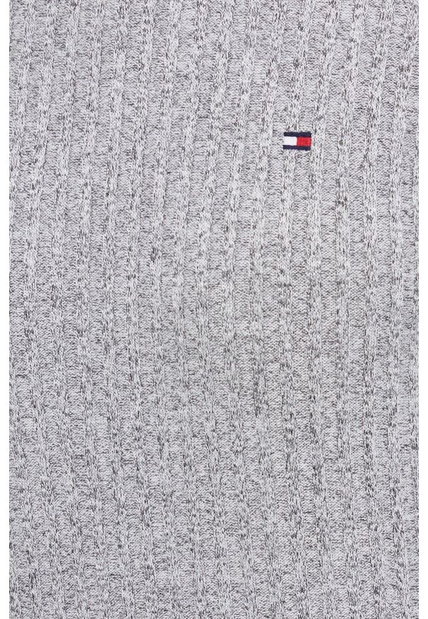 TOMMY HILFIGER - Tommy Hilfiger Sukienka kolor szary midi dopasowana. Kolor: szary. Materiał: włókno, dzianina. Typ sukienki: dopasowane. Długość: midi