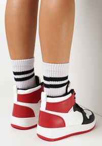 Born2be - Biało-Czerwone Sneakersy za Kostkę z Perforacją Desta. Wysokość cholewki: za kostkę. Kolor: biały. Materiał: jeans