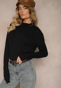 Renee - Czarny Klasyczny Sweter ze Stójką Miridra. Okazja: na co dzień, na spotkanie biznesowe. Typ kołnierza: kołnierzyk stójkowy. Kolor: czarny. Materiał: jeans. Długość rękawa: długi rękaw. Długość: długie. Wzór: aplikacja. Styl: klasyczny
