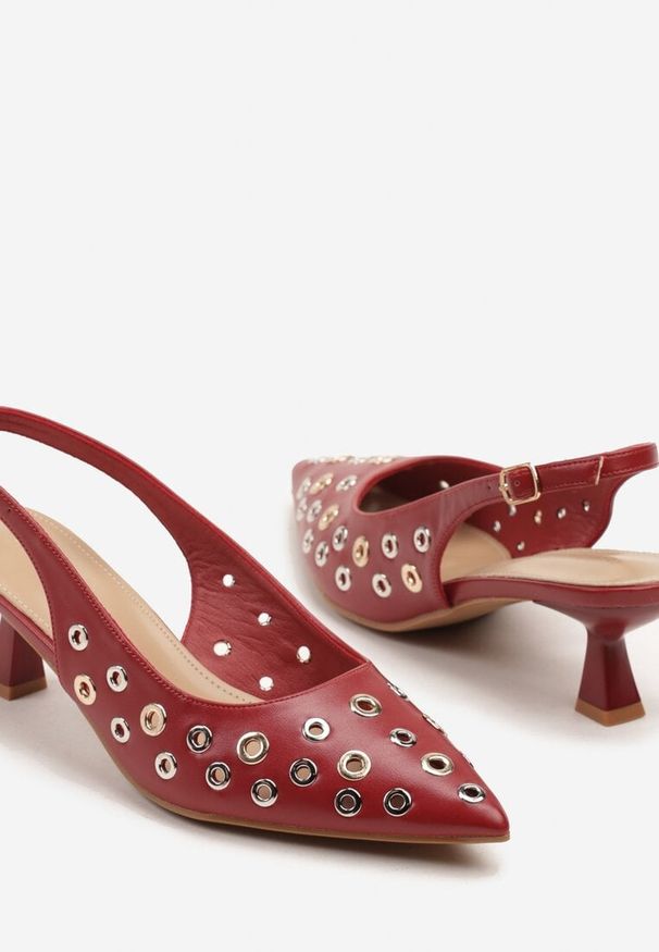 Renee - Czerwone Sandały Slingback na Kaczuszce z Ozdobnymi Nitami Falovina. Okazja: na co dzień. Kolor: czerwony. Materiał: jeans. Obcas: na szpilce. Styl: klasyczny, elegancki, casual. Wysokość obcasa: średni