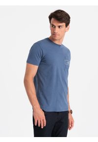 Ombre Clothing - Bawełniany męski t-shirt z nadrukiem na kieszonce Ombre Streetstyle – indygo V9 - Rozmiar: L. Okazja: na co dzień. Kolor: niebieski. Materiał: bawełna. Wzór: nadruk. Styl: klasyczny, casual, elegancki