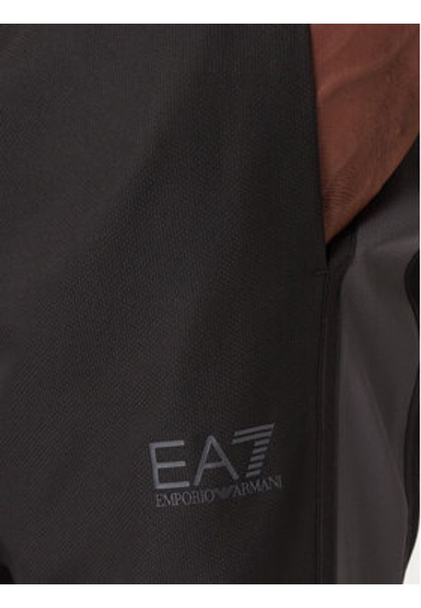 EA7 Emporio Armani Dres 7M000643 AF16072 UC001 Czarny Modern Fit. Kolor: czarny. Materiał: syntetyk