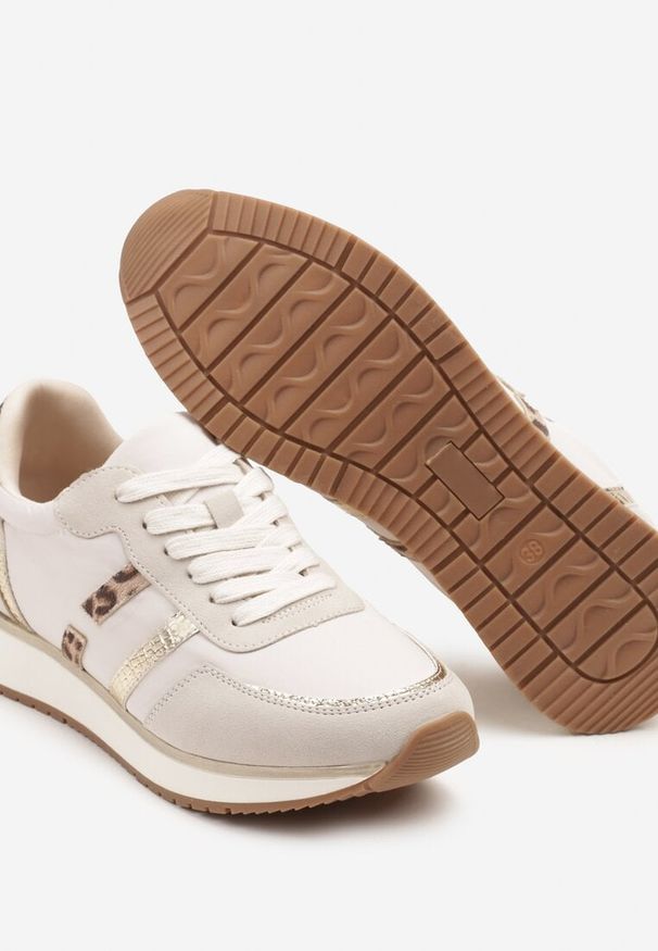 Born2be - Jasnoszare Sneakersy z Ozdobnymi Paskami i Metalicznymi Wstawkami Alanissea. Okazja: na co dzień. Nosek buta: okrągły. Zapięcie: pasek. Kolor: szary. Materiał: jeans. Wzór: paski. Obcas: na płaskiej podeszwie