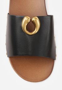 Renee - Czarne Klapki Ozdobione Nitami i Metaliczną Aplikacją Doviana. Okazja: na co dzień. Kolor: czarny. Wzór: aplikacja. Styl: casual, boho #2