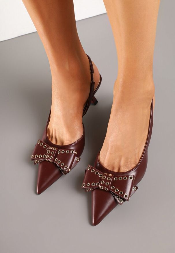 Renee - Czerwone Sandały Slingback na Kaczuszce Zdobione Kokardą z Nitami Rizonna. Okazja: na co dzień. Kolor: czerwony. Wzór: aplikacja. Obcas: na szpilce. Styl: elegancki, casual, klasyczny. Wysokość obcasa: średni