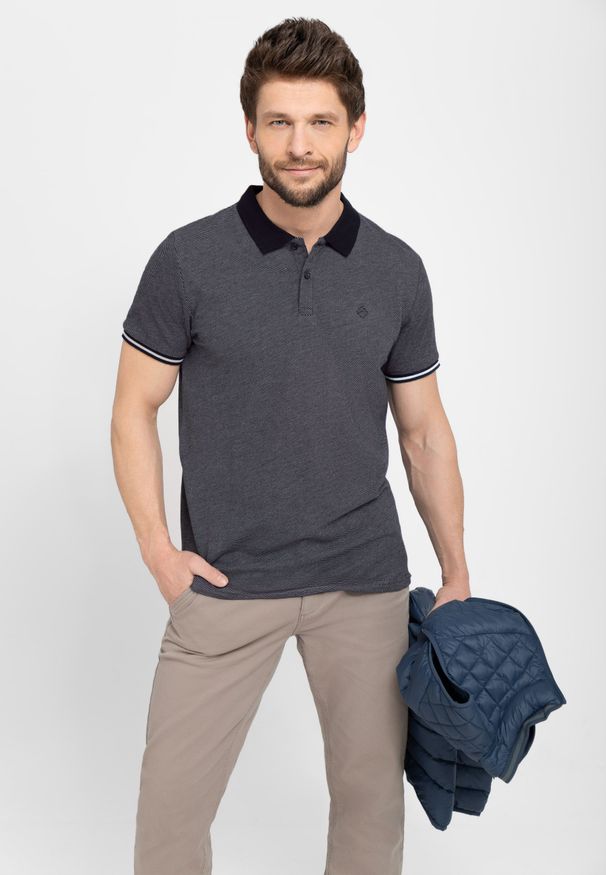 Volcano - Koszulka polo O-ROSH. Typ kołnierza: polo. Kolekcja: plus size. Kolor: niebieski. Materiał: włókno, skóra, bawełna, materiał, prążkowany, dzianina. Długość: krótkie. Wzór: kolorowy, aplikacja, prążki