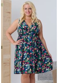 KARKO - Sukienka letnia rozkloszowana z efektownym dekoltem MERLIN palmy z kwiatami na granacie PROMOCJA. Okazja: na imprezę, na wesele, na ślub cywilny. Typ kołnierza: dekolt w kształcie V. Kolekcja: plus size. Wzór: kwiaty. Typ sukienki: rozkloszowane, dla puszystych. Materiał: tkanina, poliester. Długość rękawa: na ramiączkach. Sezon: lato. Styl: elegancki. Długość: midi #1