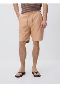 Reserved - Szorty regular z dodatkiem lnu - jasnopomarańczowy. Kolor: pomarańczowy. Materiał: len