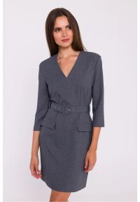 Stylove - Elegancka sukienka mini z dekoltem V i paskiem szara. Okazja: na spotkanie biznesowe. Kolor: szary. Materiał: tkanina. Styl: elegancki. Długość: mini #5