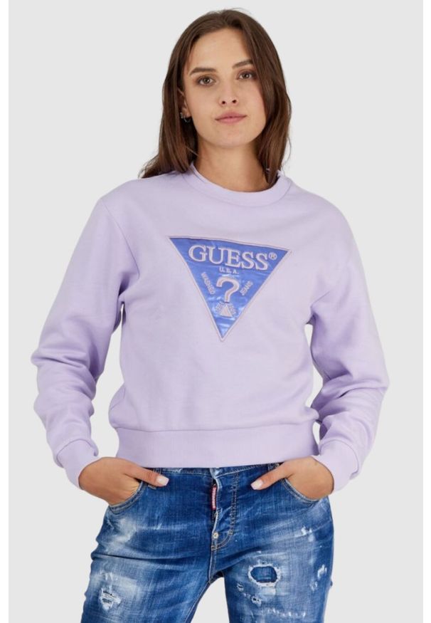 Guess - GUESS Fioletowa bluza damska z wyszywanym logo. Kolor: fioletowy. Materiał: bawełna. Wzór: aplikacja