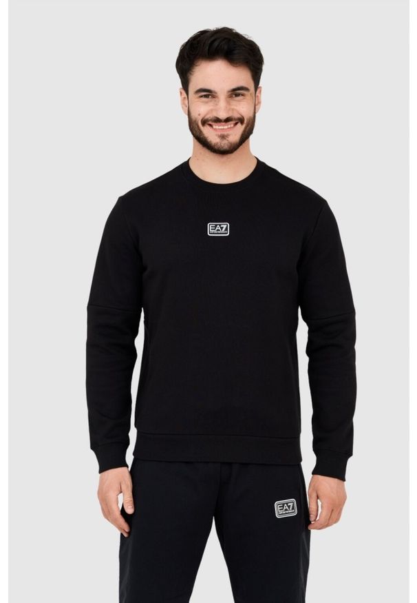 EA7 Emporio Armani - EA7 Czarna bluza męska z naszywką z logo. Kolor: czarny. Wzór: aplikacja