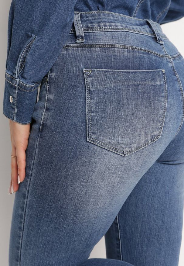 Born2be - Niebieskie Jeansy Skinny z Koralikami i Rozcięciem na Dole Nogawek Olicema. Kolor: niebieski
