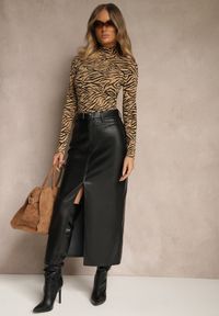 Renee - Brązowa Bluzka z Bawełny Typu Longsleeve z Golfem w Zebrę Cralissa. Okazja: na spotkanie biznesowe, do pracy. Typ kołnierza: golf. Kolor: brązowy. Materiał: bawełna. Długość rękawa: długi rękaw. Długość: długie. Wzór: motyw zwierzęcy. Styl: klasyczny, biznesowy #5