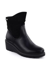 Botki damskie zamszowe na koturnie czarne M.Daszyński 2510. Kolor: czarny. Materiał: skóra ekologiczna. Obcas: na koturnie. Styl: elegancki