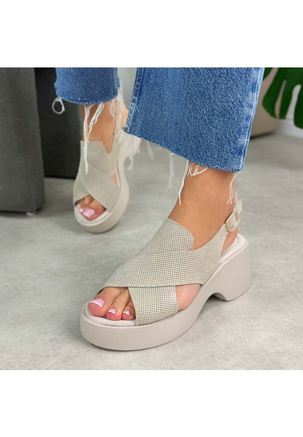 Beżowe skórzane sandały damskie na platformie S.Barski 7005. Okazja: na co dzień. Zapięcie: pasek. Kolor: beżowy. Materiał: skóra, zamsz. Sezon: wiosna, lato. Obcas: na platformie. Styl: casual