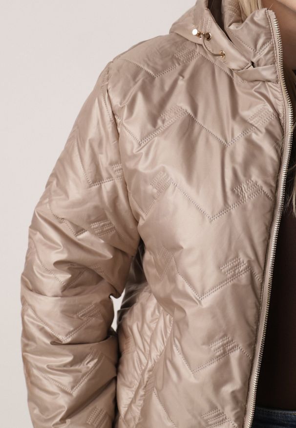 Born2be - Ciemnobeżowa Pikowana Kurtka Przejściowa o Prostym Kroju z Kapturem Vimoris. Okazja: na co dzień, na spacer. Typ kołnierza: kaptur. Kolekcja: plus size. Kolor: beżowy. Materiał: jeans, poliester. Styl: casual, elegancki