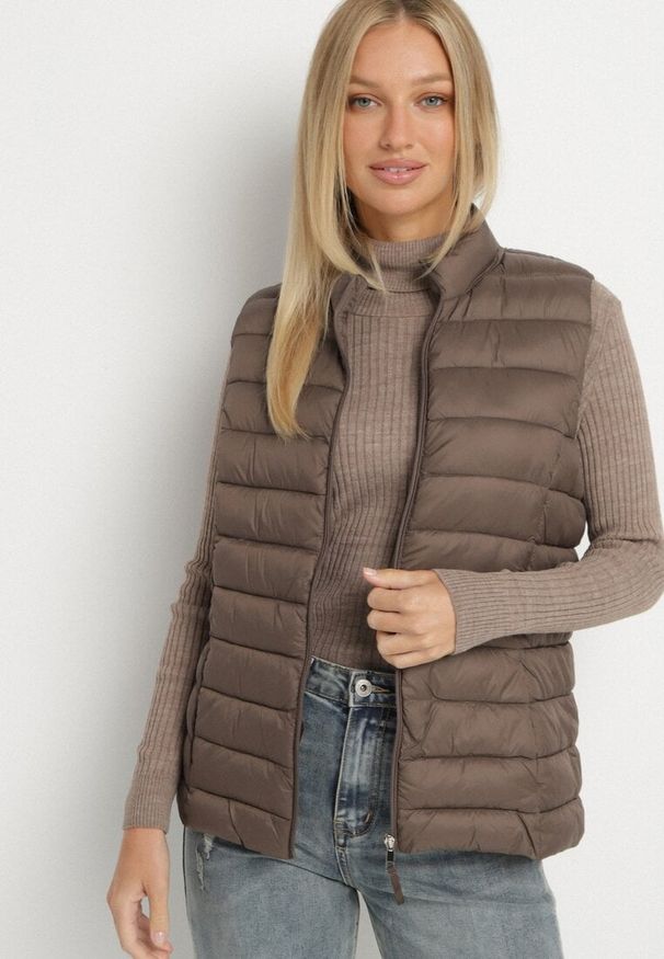 Born2be - Brązowa Pikowanana Kamizelka Sifitta. Okazja: na co dzień. Kolor: brązowy. Materiał: jeans. Styl: casual, klasyczny, elegancki