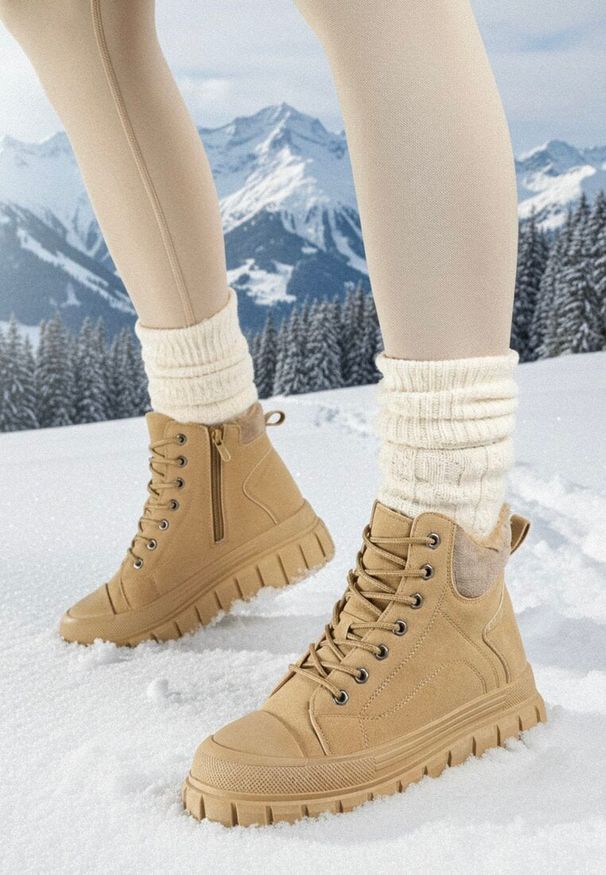 Born2be - Beżowe Botki Vices na Grubej Tłoczonej Podeszwie ze Sznurowaniem i Ozdobnymi Przeszyciami Savethira. Nosek buta: okrągły. Zapięcie: sznurówki. Kolor: beżowy. Materiał: futro, jeans. Styl: elegancki