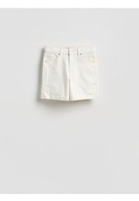 Reserved - Jeansowe szorty z podwiniętą nogawką - biały. Kolor: biały. Materiał: jeans