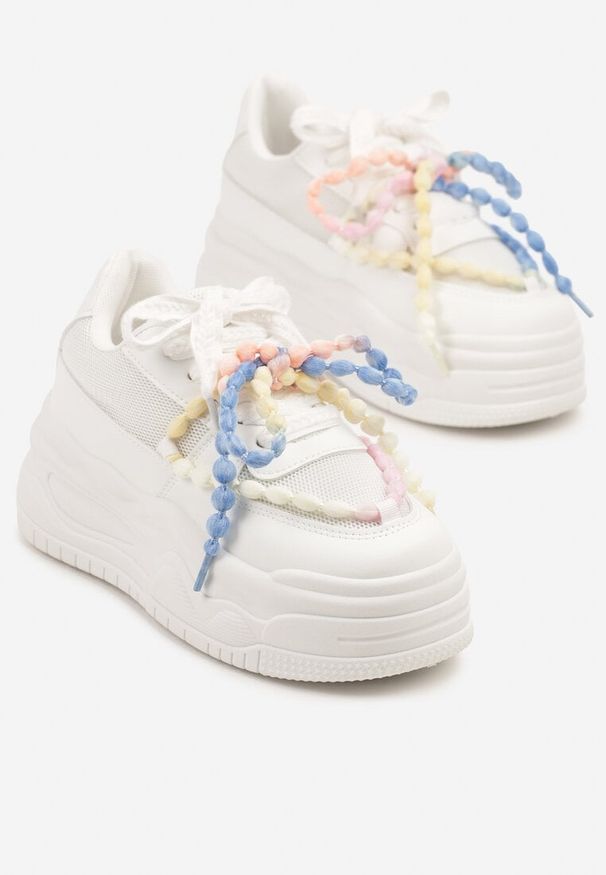 Renee - Białe Sneakersy na Platformie z Koralikami Amovanna. Okazja: na co dzień. Kolor: biały. Materiał: jeans. Wzór: aplikacja. Obcas: na platformie
