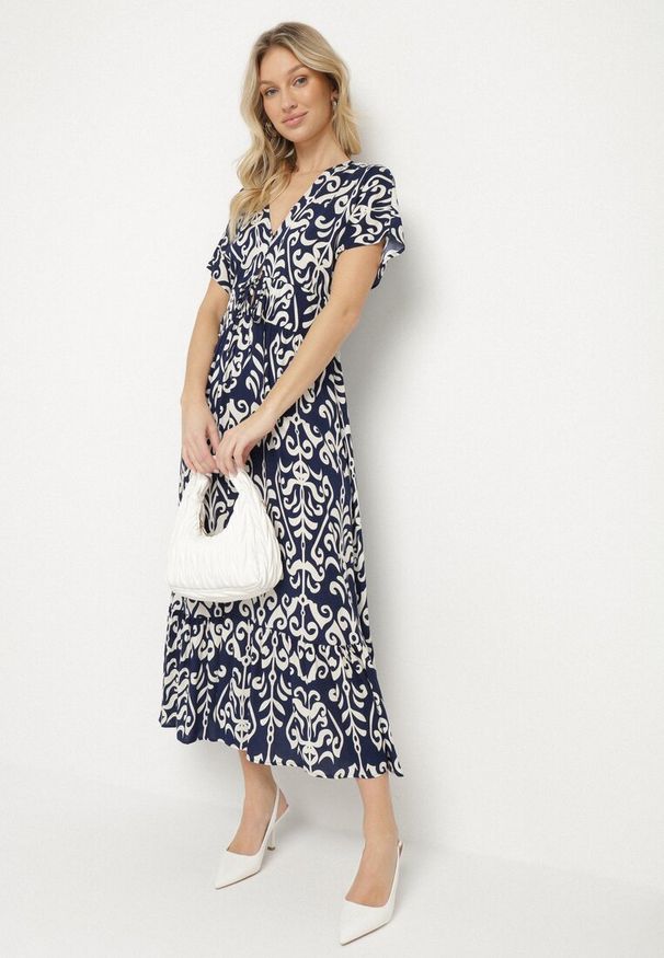 Born2be - Niebieska Sukienka z Wiskozy w Abstrakcyjny Wzór Faledira. Okazja: na co dzień. Typ kołnierza: dekolt w serek. Kolor: niebieski. Materiał: wiskoza. Długość rękawa: krótki rękaw. Typ sukienki: proste. Styl: casual, klasyczny