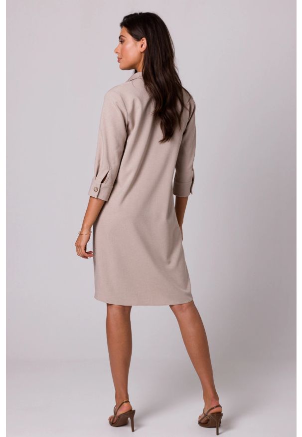 Sukienki.shop - Swobodna sukienka z kołnierzykiem guzikami i kieszeniami beż. Kolor: beżowy. Materiał: materiał. Typ sukienki: trapezowe