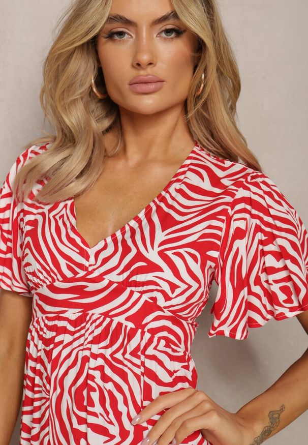 Renee - Czerwona Rozkloszowana Sukienka Mini z Wiskozy Ozdobiona Hipnotyzującym Printem Aluraisa. Kolor: czerwony. Materiał: wiskoza. Wzór: nadruk, aplikacja. Sezon: lato. Długość: mini