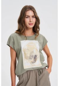 MOODO - T-shirt z nadrukiem oliwkowy. Kolor: oliwkowy. Materiał: bawełna. Wzór: nadruk