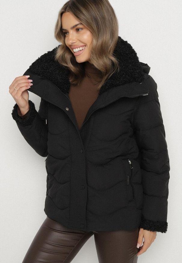 Born2be - Czarna Pikowana Kurtka z Kapturem i Kołnierzem z Futerkiem Typu Baranek Olandia. Okazja: na spacer, na co dzień. Typ kołnierza: kaptur. Kolor: czarny. Materiał: futro. Styl: casual, sportowy