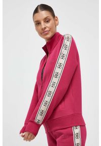 Guess bluza damska kolor różowy z aplikacją. Okazja: na co dzień. Kolor: różowy. Wzór: aplikacja. Styl: casual