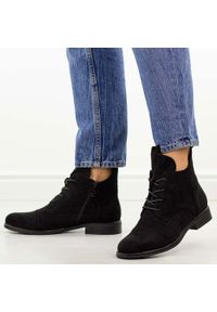 Czarne zamszowe ażurowe botki damskie S.Barski 8009. Okazja: na co dzień. Nosek buta: okrągły. Kolor: czarny. Szerokość cholewki: normalna. Wzór: ażurowy. Materiał: zamsz. Sezon: wiosna, jesień, lato. Obcas: na obcasie. Styl: casual, elegancki, klasyczny. Wysokość obcasa: niski #1