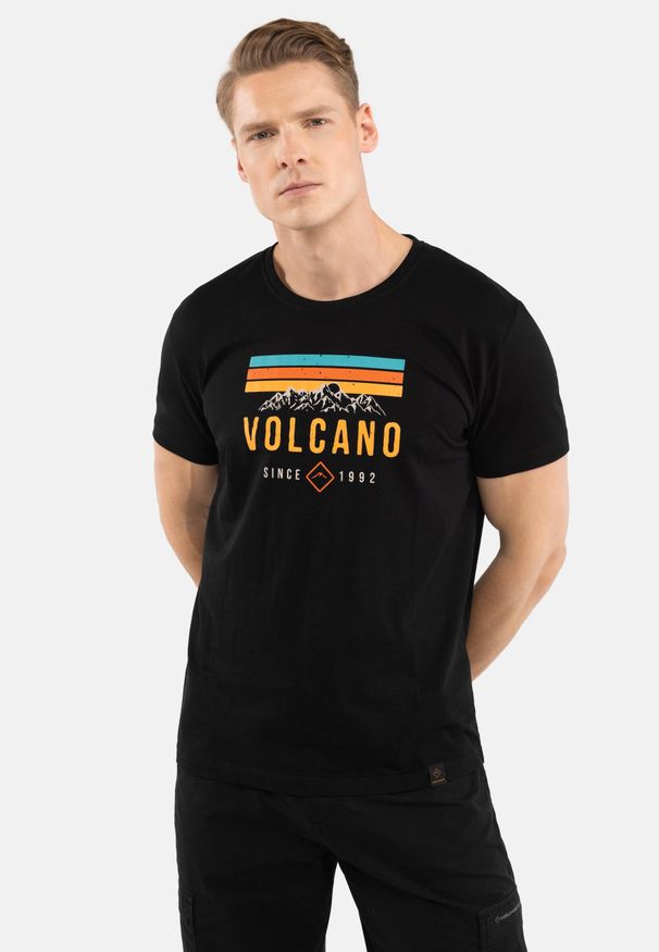 Volcano - T-shirt z printem T-ADVE. Kolekcja: plus size. Kolor: czarny. Materiał: bawełna, skóra, materiał. Długość rękawa: krótki rękaw. Długość: krótkie. Wzór: nadruk. Styl: klasyczny, elegancki