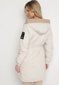 Born2be - Jasnobeżowa Kurtka Parka z Kapturem i Ściągaczem w Pasie Sizana. Okazja: na co dzień, na spacer. Typ kołnierza: kaptur. Kolor: beżowy. Materiał: jeans. Styl: klasyczny, casual, elegancki #4