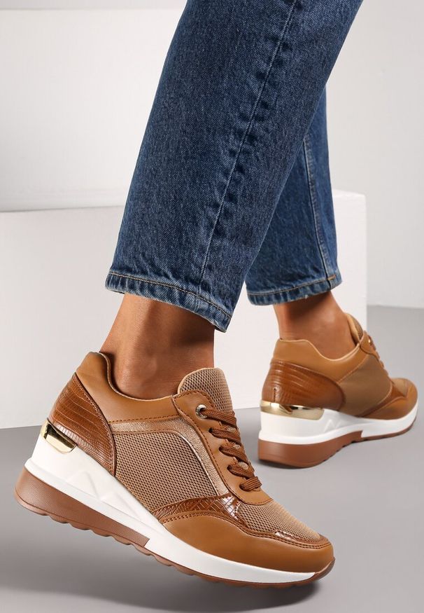 Renee - Brązowe Sneakersy Alemene. Wysokość cholewki: przed kostkę. Nosek buta: okrągły. Kolor: brązowy. Materiał: jeans, materiał, lakier. Szerokość cholewki: normalna. Obcas: na koturnie