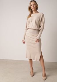 Born2be - Beżowa Dzianinowa Sukienka z Wiskozą o Nietoperzowym Kroju z Dekoltem w Łódkę Tisan. Okazja: na co dzień, na spotkanie biznesowe. Typ kołnierza: dekolt w łódkę. Kolor: beżowy. Materiał: dzianina, wiskoza. Styl: casual, biznesowy #6