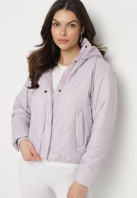 Born2be - Jasnofioletowa Pikowana Kurtka z Kapturem i Lekkim Ociepleniem Ninirila. Okazja: na spacer. Typ kołnierza: kaptur. Kolor: fioletowy. Materiał: jeans. Długość: krótkie. Styl: klasyczny, elegancki #1