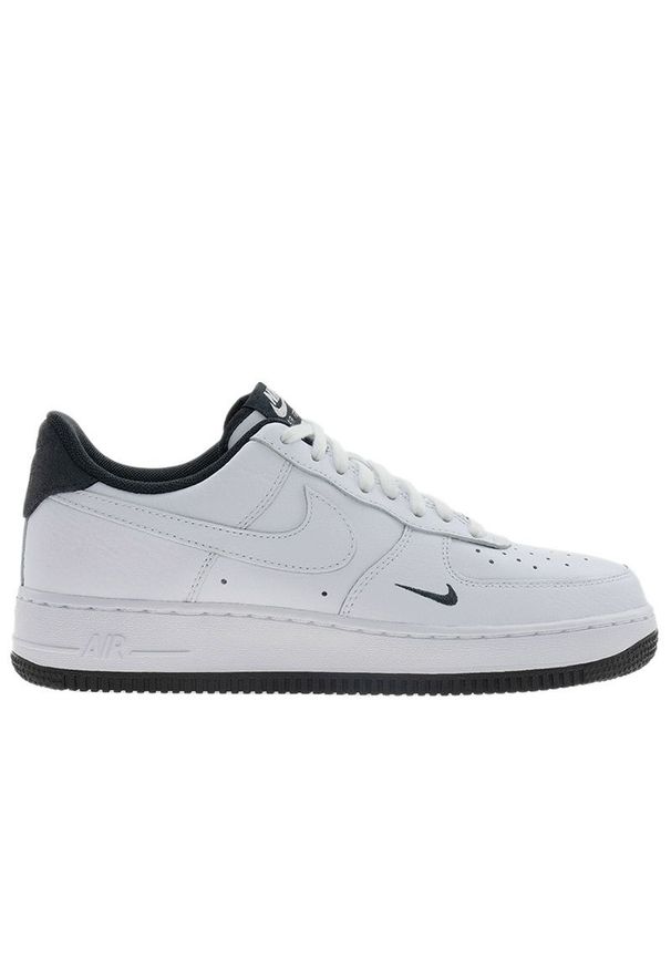 Buty męskie Nike Air Force 1 '07 LV8 HM9483-101 - białe. Zapięcie: sznurówki. Kolor: biały. Materiał: skóra. Szerokość cholewki: normalna. Sezon: lato. Model: Nike Air Force