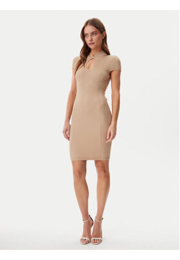 Guess Sukienka dzianinowa W5GK46 Z3L10 Brązowy Slim Fit. Kolor: brązowy. Materiał: wiskoza