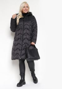 Born2be - Czarna Długa Kurtka z Ozdobnym Pikowanym Przeszyciem i Kapturem Pretini. Okazja: na co dzień. Kolekcja: plus size. Kolor: czarny. Materiał: jeans. Długość rękawa: długi rękaw. Długość: długie. Styl: klasyczny, casual, elegancki #5