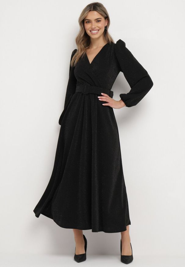 Born2be - Czarna Rozkloszowana Sukienka Maxi z Kopertowym Dekoltem i Paskiem Zeina. Kolor: czarny. Typ sukienki: kopertowe. Styl: klasyczny. Długość: maxi