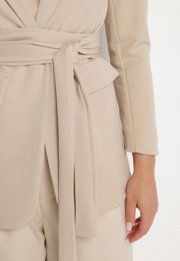 Born2be - Jasnobeżowa Marynarka Jednorzędowa z Wiązanym Paskiem Isabelline. Okazja: na co dzień. Kolor: beżowy. Materiał: jeans, wiskoza. Styl: klasyczny, casual, elegancki