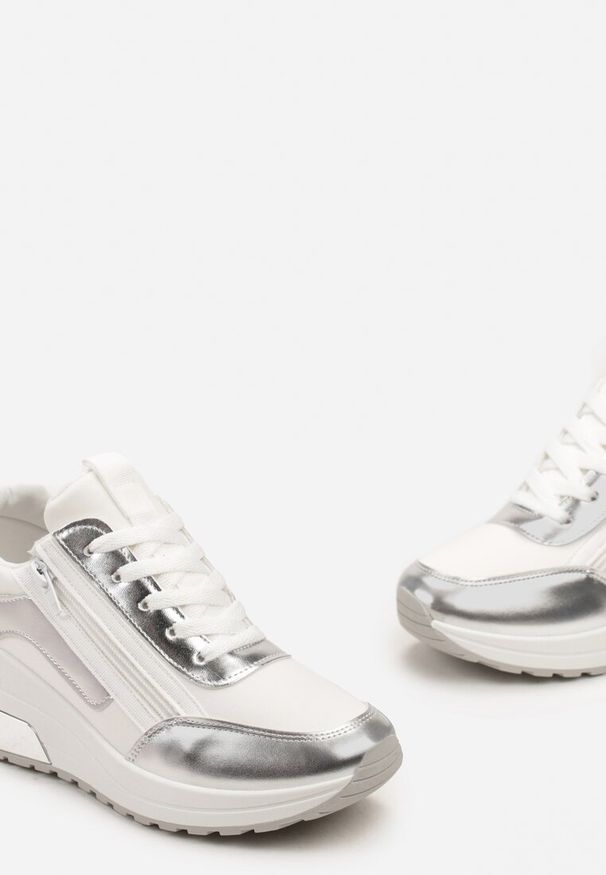 Renee - Biało-Srebrne Sneakersy z Ekoskóry z Połyskującymi Detalami i Ozdobnym Zamkiem Raviles. Zapięcie: zamek. Kolor: biały