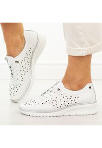 Białe skórzane ażurowe półbuty damskie Filippo Dp6714/26. Okazja: na co dzień. Nosek buta: okrągły. Kolor: biały. Szerokość cholewki: normalna. Wzór: ażurowy. Materiał: skóra. Sezon: wiosna, lato, jesień. Obcas: na koturnie. Styl: casual #1