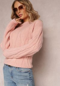 Renee - Różowy Klasyczny Sweter w Ozdobny Splot Olgame. Kolor: różowy. Materiał: tkanina, dzianina. Wzór: ze splotem. Styl: klasyczny #4