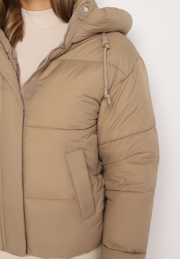 Born2be - Ciemnobeżowa Pikowana Kurtka Puffer z Kapturem Miviera. Okazja: na spotkanie biznesowe, do pracy, na co dzień. Typ kołnierza: kaptur. Kolor: beżowy. Materiał: jeans. Sezon: zima. Styl: elegancki, biznesowy, casual